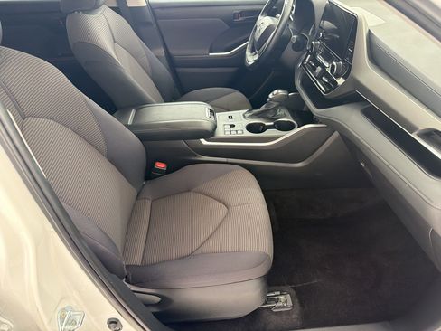 Used 2025 Toyota Highlander LE FWD image 23