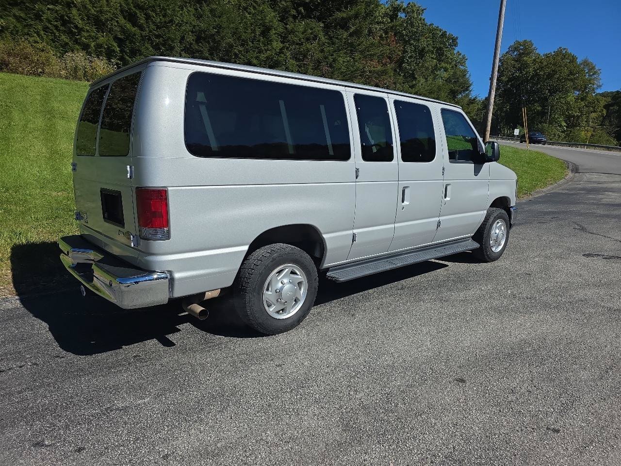 Used 2010 Ford E-350 and Econoline 350 XL RWD image 3
