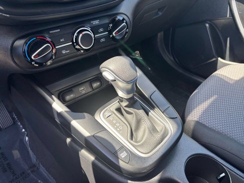 Used 2025 Kia Soul LX w/ LX Technology Package FWD image 41
