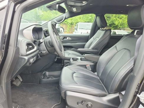 Used 2025 Chrysler Pacifica Select FWD image 11