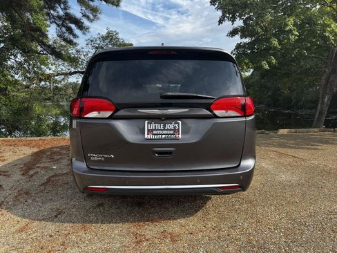 Used 2017 Chrysler Pacifica Touring-L Plus w/ Advanced Safetytec Group FWD image 7