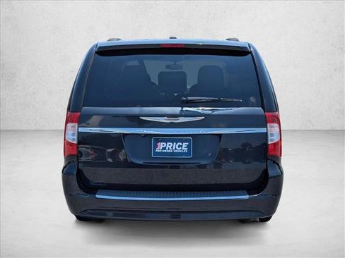 Used 2016 Chrysler Town & Country LX FWD image 6