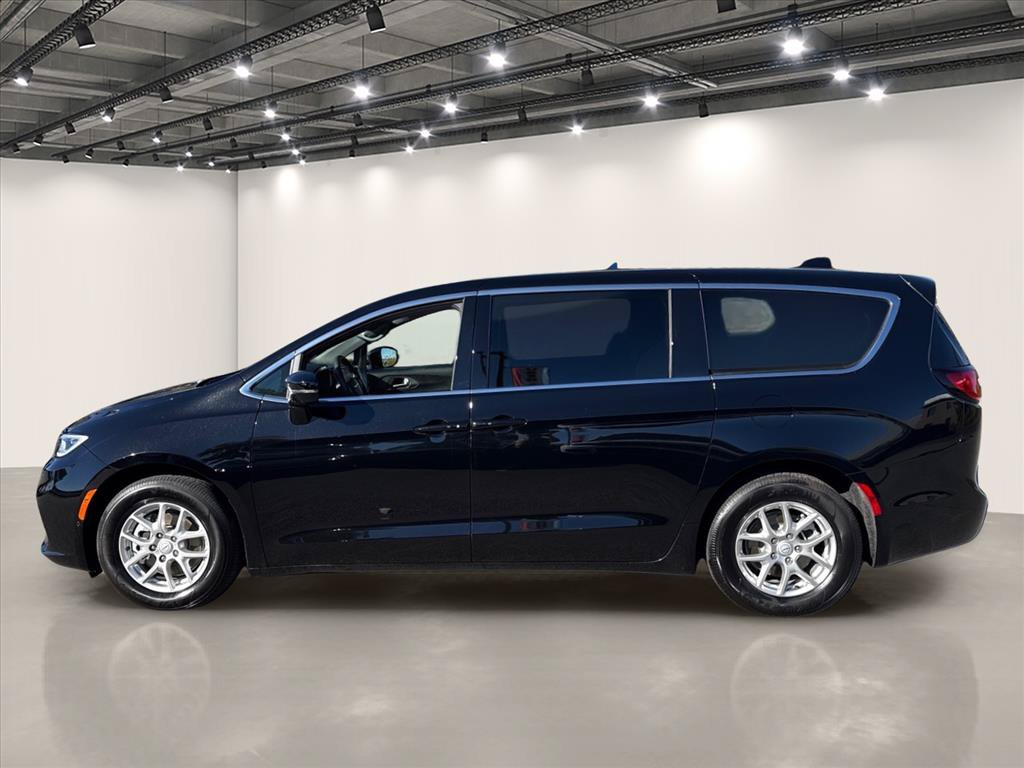 Used 2026 Chrysler Pacifica Select FWD image 4