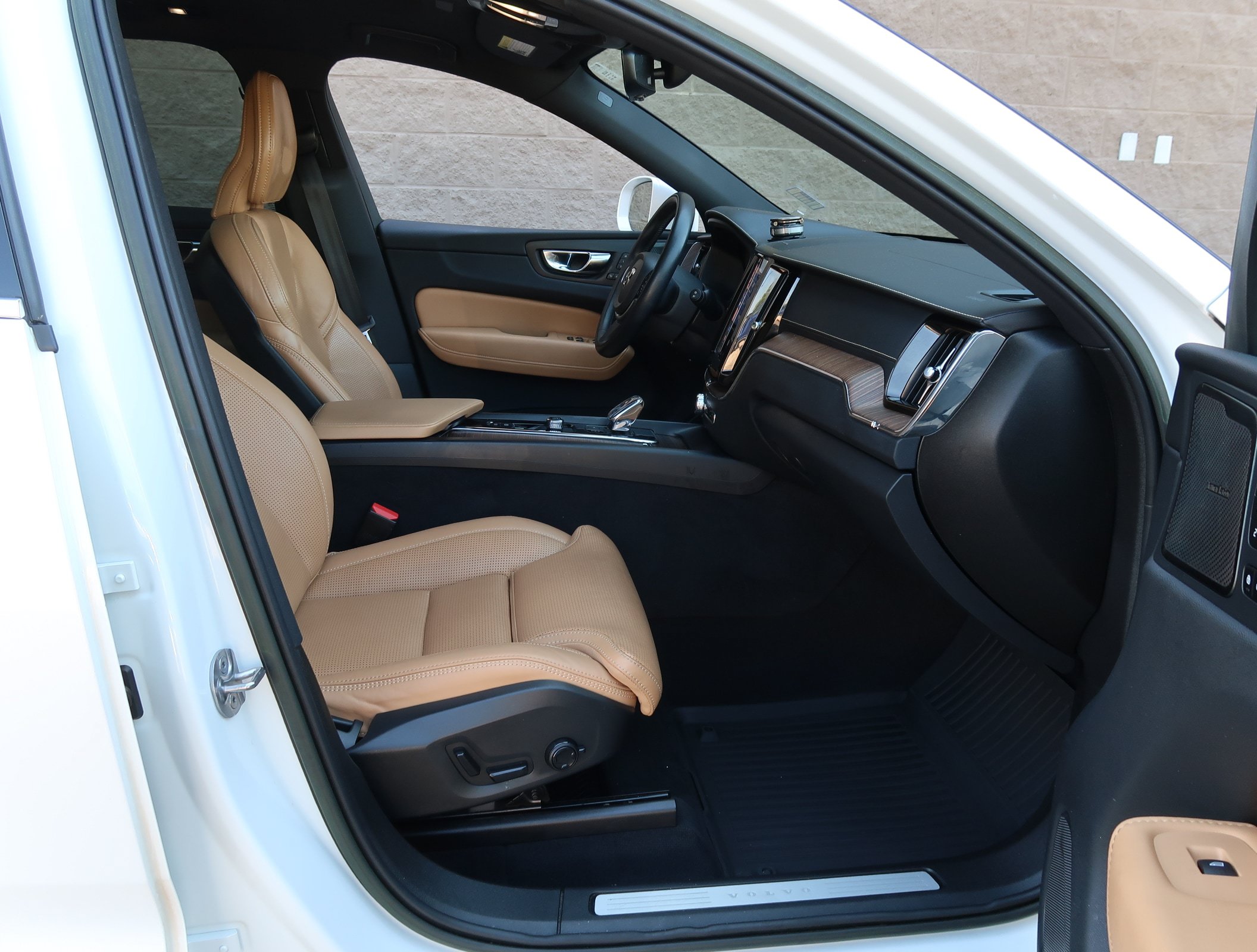 Used 2022 Volvo XC60 B6 Inscription w/ Advanced Package AWD/4WD image 38