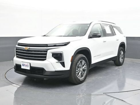 Used 2025 Chevrolet Traverse LT w/ Driver Confidence Package AWD/4WD image 3