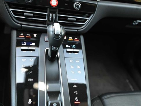 Used 2024 Porsche Macan AWD/4WD image 33