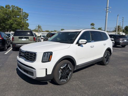 Used 2025 Kia Telluride S image 3