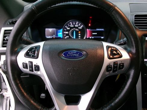 Used 2015 Ford Explorer XLT w/ Equipment Group 202B AWD/4WD image 33