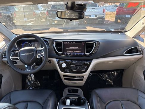 Certified 2024 Chrysler Pacifica Touring-L FWD image 20