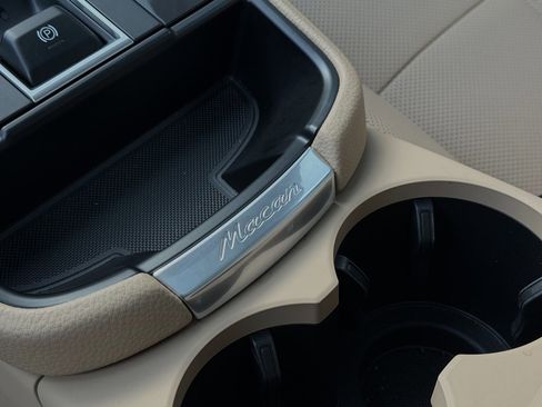 Used 2025 Porsche Macan image 28