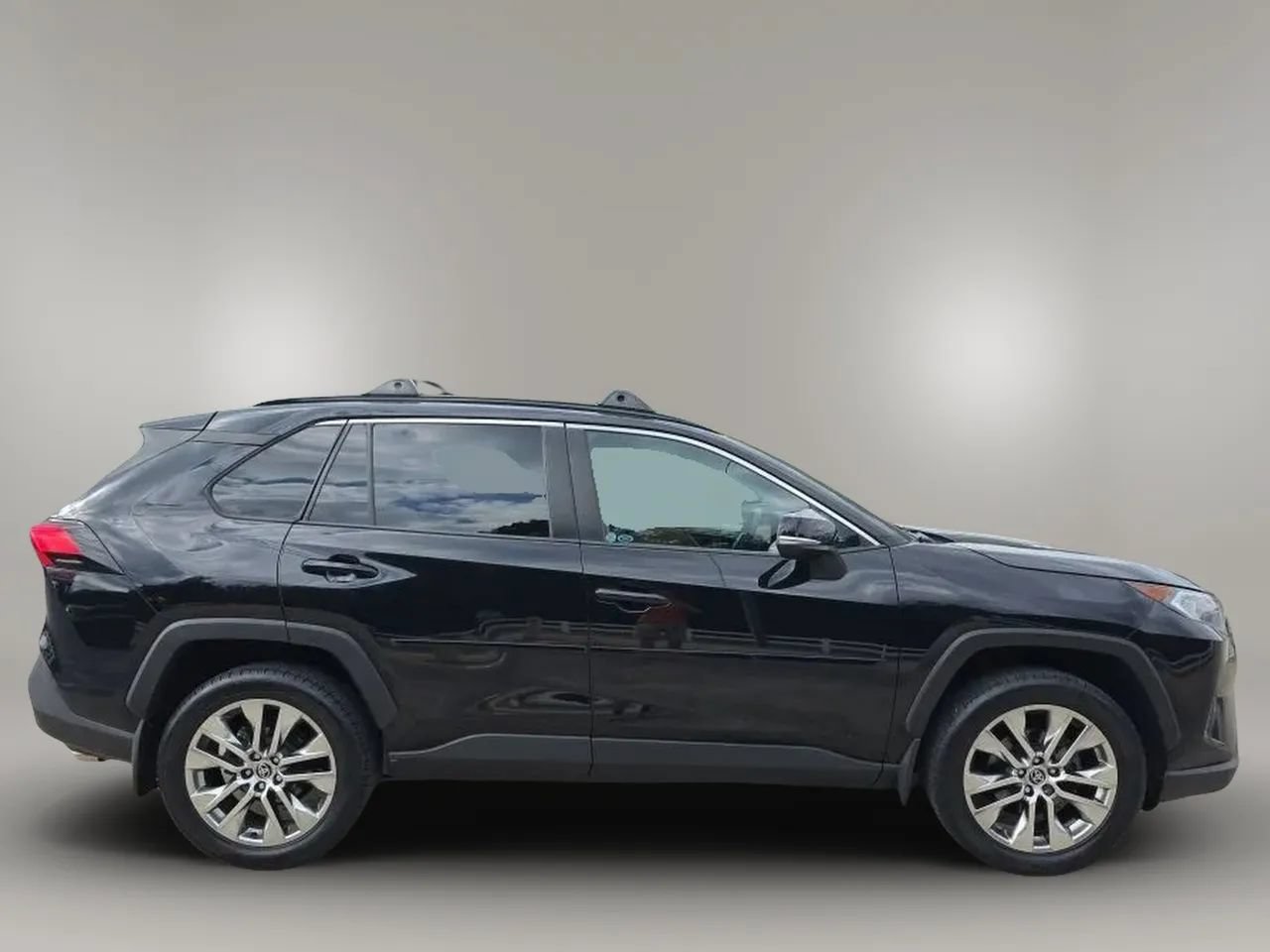 Used 2021 Toyota RAV4 XLE Premium AWD/4WD image 9