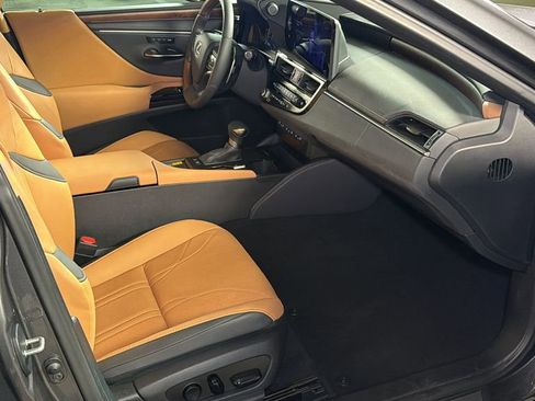 Used 2025 Lexus ES 300h w/ Technology Package image 10