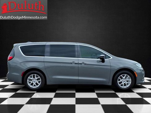 Used 2025 Chrysler Pacifica Select FWD image 6
