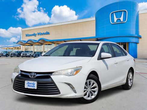 Used 2015 Toyota Camry LE FWD image 1