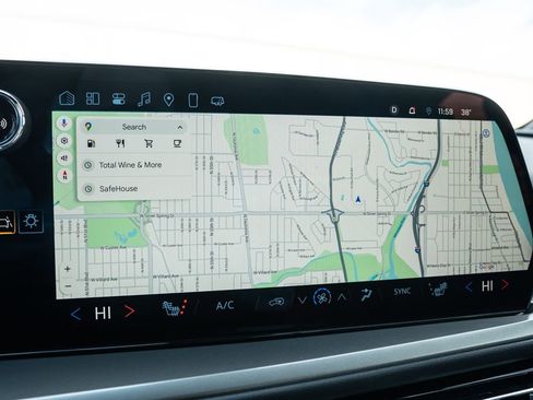 Used 2025 Chevrolet Traverse LT image 24