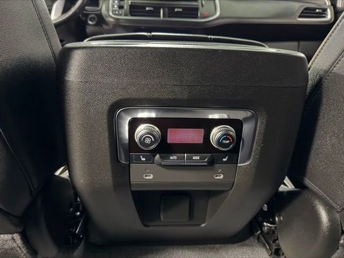 Used 2022 GMC Yukon SLT w/ SLT Luxury Package AWD/4WD image 16