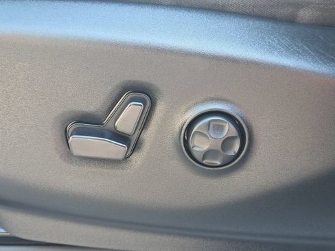 Used 2023 Chrysler Voyager LX FWD image 22