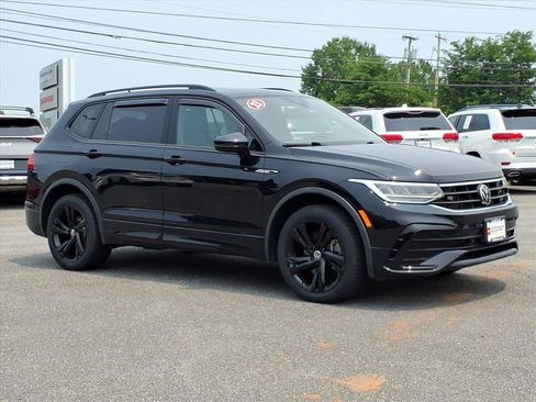 Used 2023 Volkswagen Tiguan SE R-Line FWD image 2