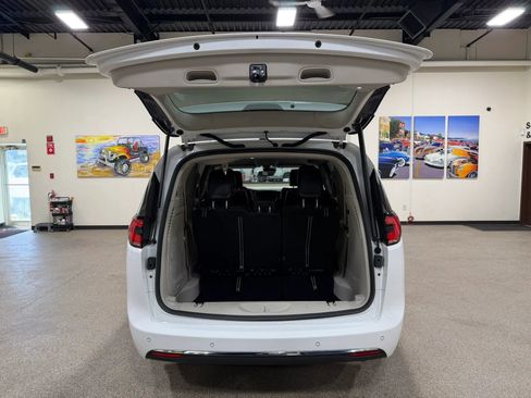 Used 2023 Chrysler Pacifica Touring-L FWD image 25