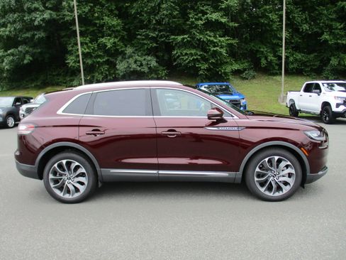 Used 2022 Lincoln Nautilus Reserve w/ Luxury Package AWD/4WD image 4
