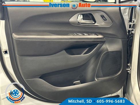 New 2026 Chrysler Pacifica Select image 14