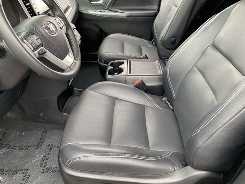 Used 2020 Toyota Sienna SE w/ Nightshade Edition FWD image 18