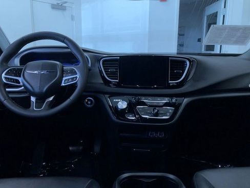 Used 2025 Chrysler Pacifica Select FWD image 17