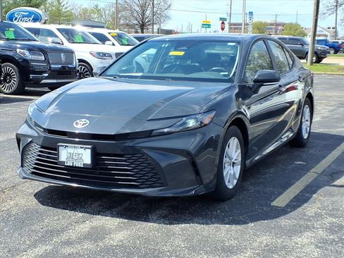 Used 2025 Toyota Camry LE image 3