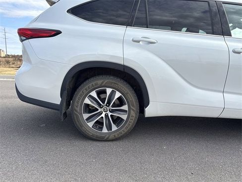 Used 2022 Toyota Highlander XLE image 28