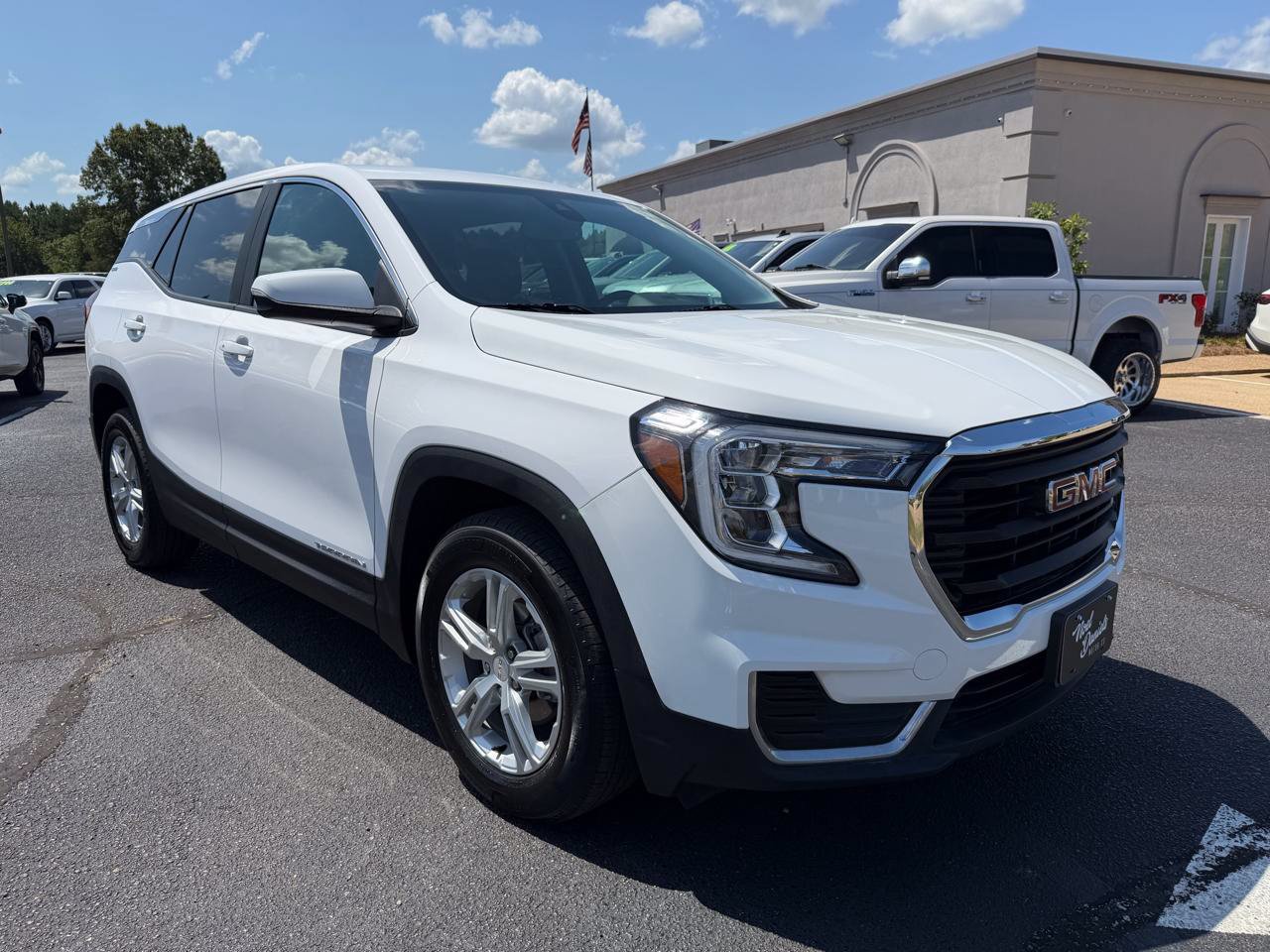 Used 2023 GMC Terrain SLE FWD image 3