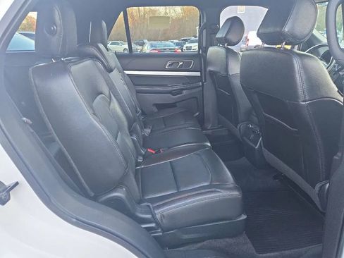 Used 2017 Ford Explorer XLT w/ Equipment Group 202A image 7