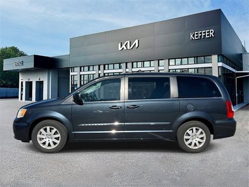 Used 2014 Chrysler Town & Country Touring image 5
