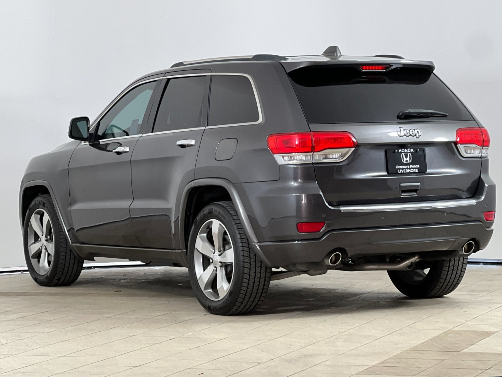 Used 2015 Jeep Grand Cherokee Overland RWD image 4