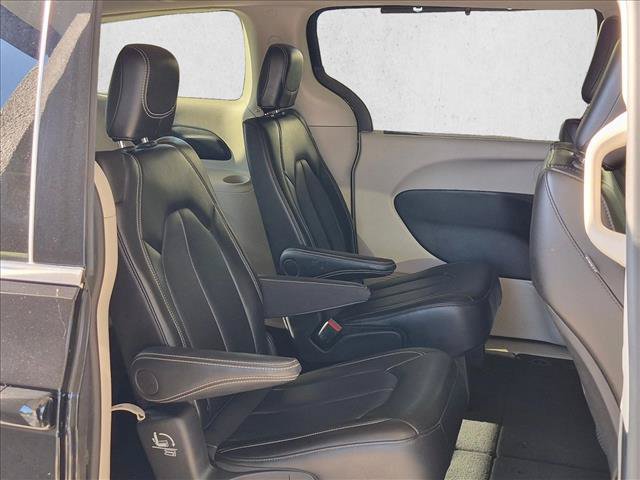 Used 2024 Chrysler Pacifica Touring-L FWD image 19