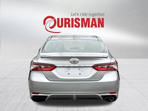 Used 2023 Toyota Camry SE image 3