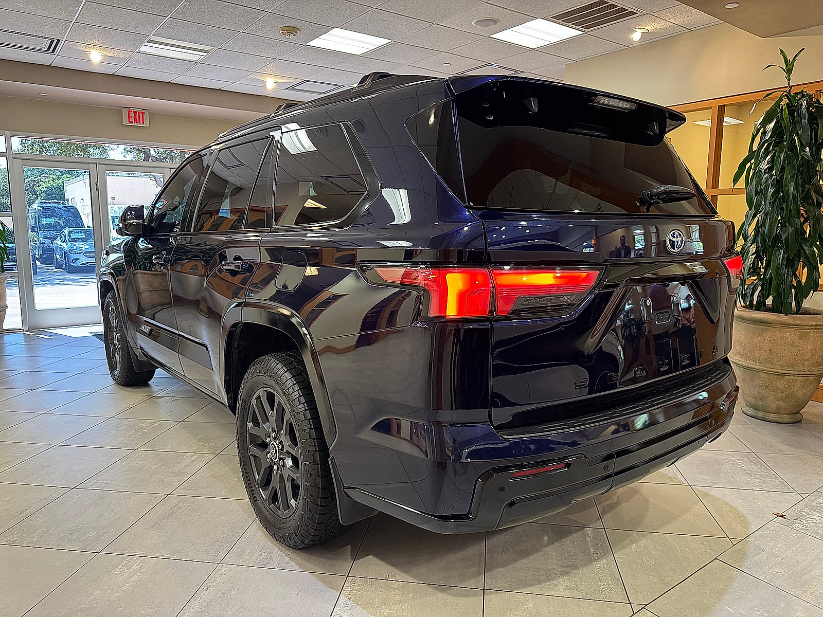 Used 2023 Toyota Sequoia Platinum AWD/4WD image 4