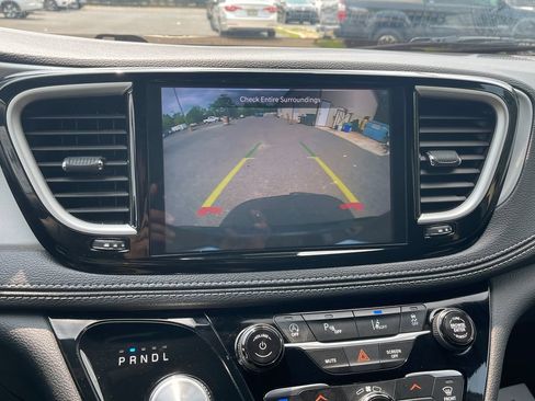 Used 2024 Chrysler Pacifica Touring FWD image 33