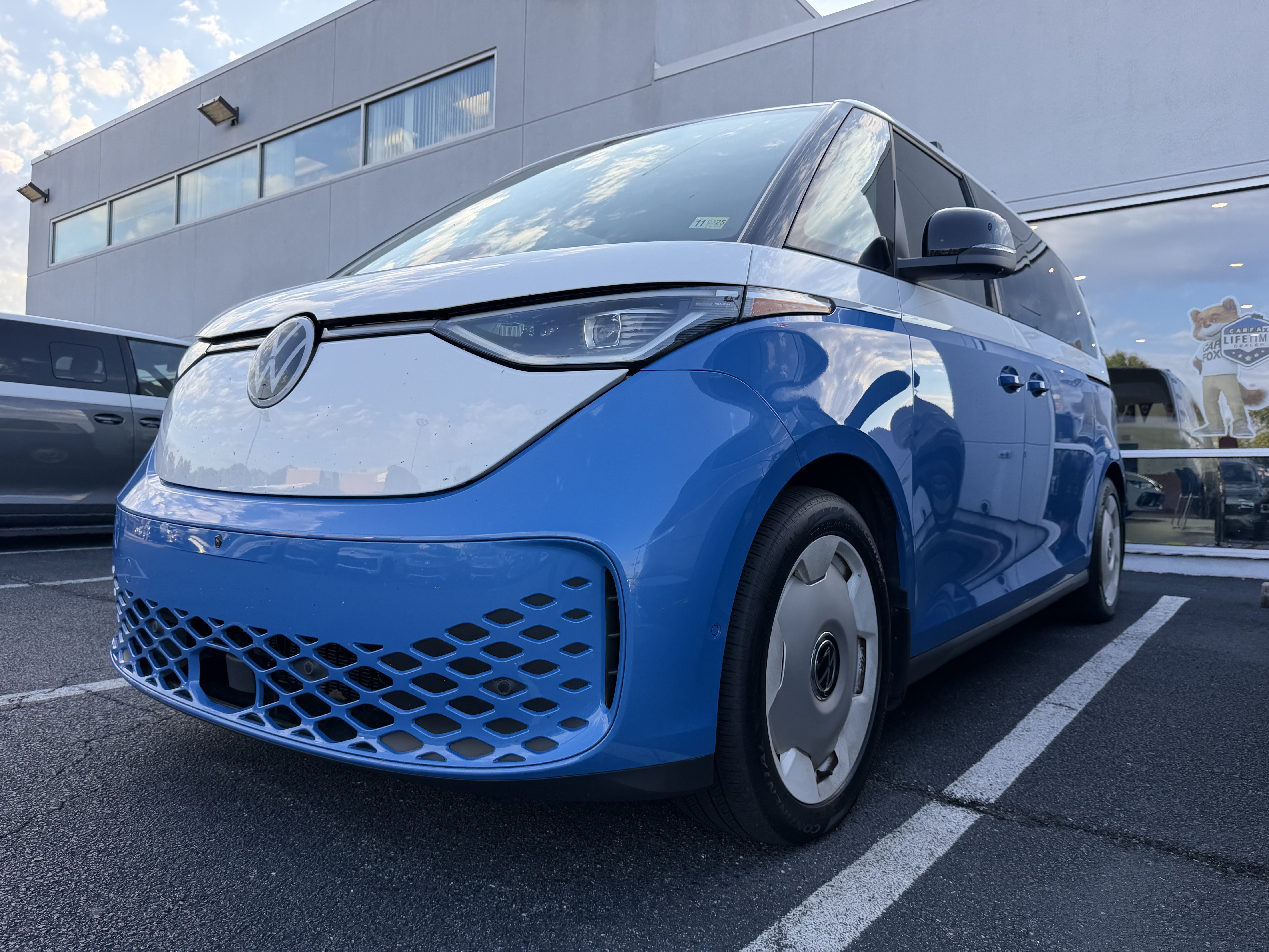 Used 2025 Volkswagen ID. Buzz 1st Edition AWD/4WD image 2