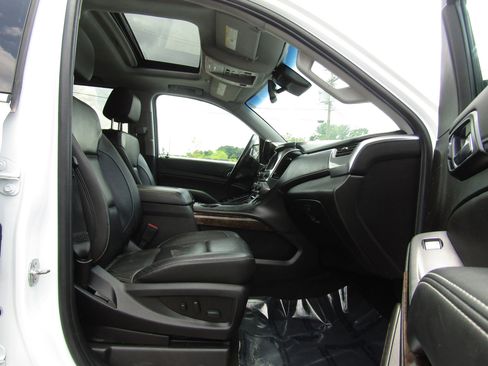 Used 2018 Chevrolet Suburban LT image 9