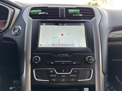 Used 2019 Ford Fusion SE FWD image 26