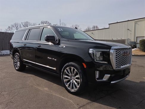 Used 2021 GMC Yukon XL Denali w/ Denali Premium Package image 7
