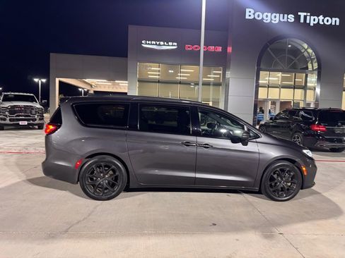 Used 2021 Chrysler Pacifica Touring w/ S Appearance Package image 1