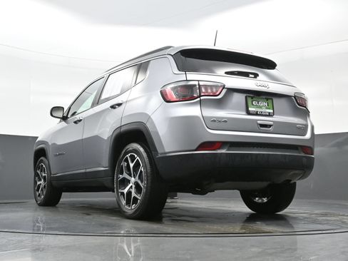 Used 2024 Jeep Compass Latitude AWD/4WD image 31
