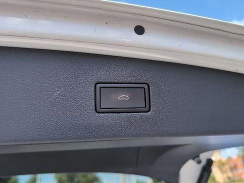 Used 2022 Volkswagen Tiguan SE w/ Panoramic Sunroof Package FWD image 33