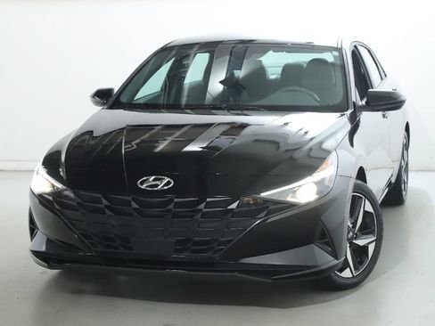 Used 2023 Hyundai Elantra SEL w/ Convenience Package FWD image 2