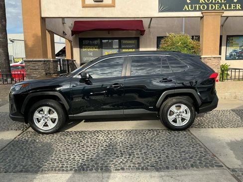 Used 2021 Toyota RAV4 LE AWD/4WD image 8