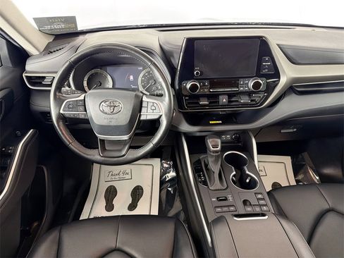 Used 2023 Toyota Highlander L image 19