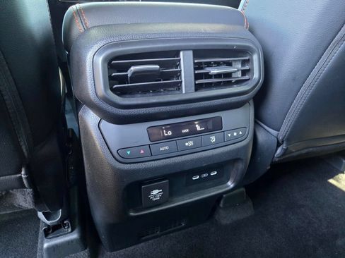 Used 2025 Honda Pilot TrailSport image 12