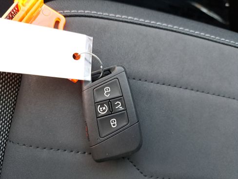 New 2026 Volkswagen Taos SE image 19