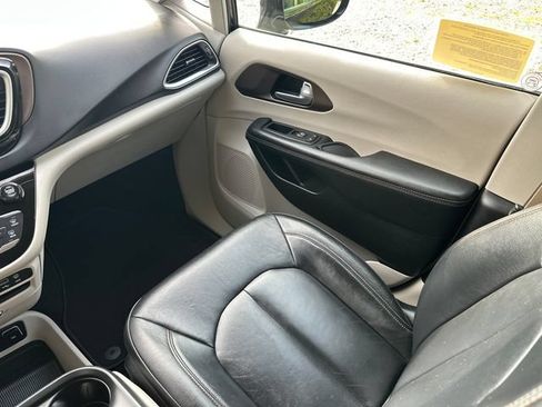 Used 2017 Chrysler Pacifica Touring-L FWD image 21